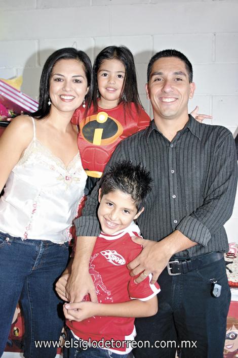 UNA FIESTA SUPER INCREIBLE PARA VALERIA MARMOLEJO RAMÍREZ
Gaby Ramírez de Marmolejo, Valeria Marmolejo, Miguel Marmolejo G. y Mike Marmolejo