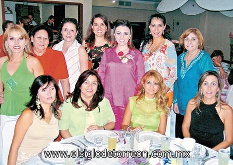ROSY GAMBOA ESPERA NIÑA
La festejada junto con un grupo de amigas