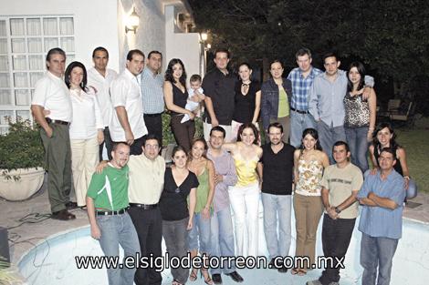 ¡FELIZ CUMPLEAÑOS ALEJANDRO CÓRDOBA!
El festejado acompañado de Gaby Ávalos, Cony Valdes, Tony Burillo, Paty de Burillo, Poncho Guerrero, Javier Valdez, Carlos Giacomán, Víctor y Mayela Parra, Nacho y Bárbara Balcazar, Paty Valenzuela, Marcela Rojas, Felix y Bere López Amor, Ricardo e Ileana Barriada, Jesús Pérez, Ale González y Lance Simmons.