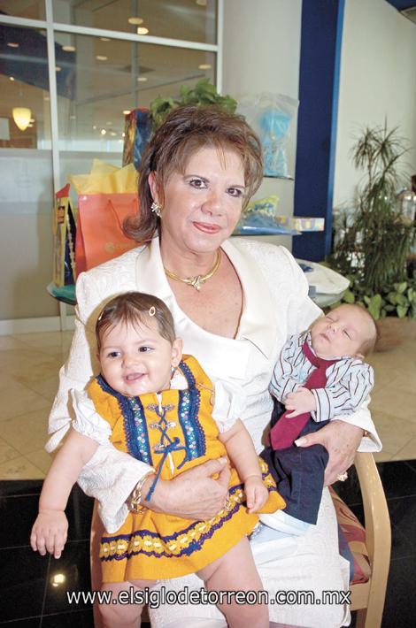Enriqueta Murra Reed con sus nietos Ketita Gómez Bonilla y José Alfonso Bonilla Sabag