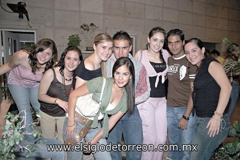 Caro Maisterrena, Sandra Galindo, May Ude, Memo Hamdan, Marifer del Río, Alejandro Arias y Angie Aguirre