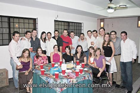 SUS AMIGOS LO DESPIDEN Grupo de amigos acompañando a Roberto Kuri González y su futura esposa Sofía Zarzar Handal