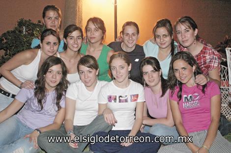 ALEGRES 19 AÑOS Ana Lucia García, Ana Karla Veyan, Mariana Rico, Sofía Medina, Mila Jaidar, Beatriz Murra, Karen Giacoman, Sofía Baille, Cristy Berlanga, Cristy Berrueto y Ana Acosta.