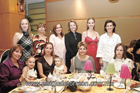 Rocío Carmona, Jazmín Batarse, Ivonne Garza Tijerina, Vivi Guerra, Laura B, María Fernanda Gutiérrez, Martha Ávalos, Mayra Salas, Elodia Burnes y Rosy Lyné junto a la festejada