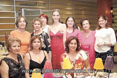 María Fernanda Gutiérrez acompañada de Gaby García de Mendoza, Nancy Ortega de Orozco, Esperanza Venzar de Ortega, Elisa Gutiérrez López Yáñez, Elisa López Yáñez de Gutiérrez, Georgina G. de García, Guadalupe R. de Valdepeñas, Tita González y Rosa María de Zaragoza