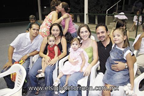 Pily y Maru Porragas, Lalo y Marcela Carmona, Mariana, Sofía y Andrea.