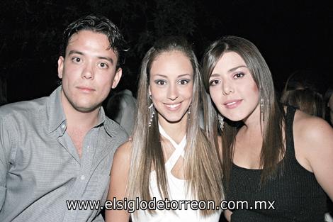 Pablo y Tessy Cantú y Nidia Dávila