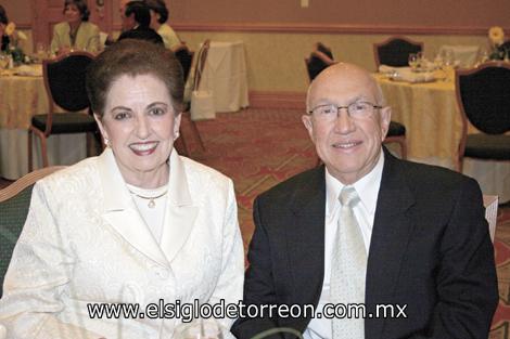 NUEVA MESA DIRECTIVA
Carmela de González y Manuel González García