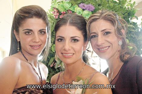 Alejandra y Laura Batarse Murra con su madre Laura Murra de Batarse