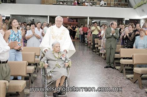 R.P. Jesús Alejandro Terrones García acompañado de su madre