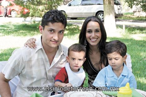 Valery Collier de la Marliere Subealdea y Sara Morales de Collier de la Marliere, con sus hijos Jerome y Maxime Collier de la Marliere Morales.