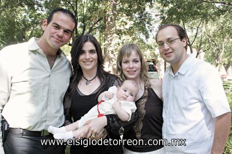 Los padrinos Gustavo Gallegos y Paola Ramos de Gallegos cargando a Bernardo Pérez Martinez, los acompañan sus padres Cristina Martinez y Fernando Pérez.