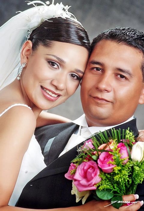 Lic. Daniel Ernesto González Torres y Lic. Socorro de la Luz Muñoz Yáñez recibieron la bendición nupcial en la capilla del Señor de la Resurrección del Centro Saulo el 15 de julio de 2005.


Estudio: Flavio Becerra