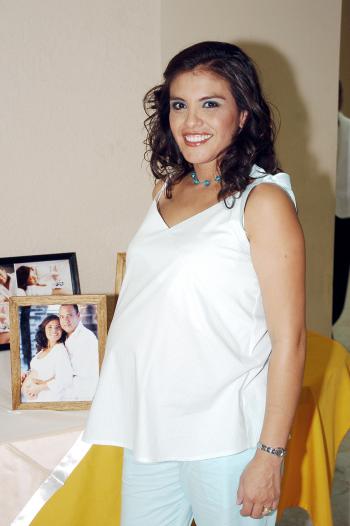 Karina de Cortez espera el nacimiento de su primer bebé para los ultimos días de octubre, y por ello disfrutó de un bonito festejo.