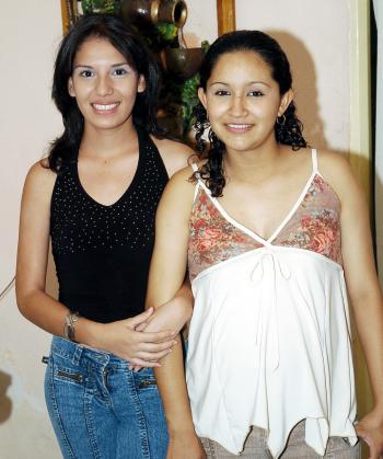 Nayeli Mireles espera el nacimiento de su primera bebé, y por ello Claudia Martínez le ofreció una fiesta de canastilla.