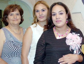 Claudia Rocío Galván de López acompañada por su mamá, Francisca López de Galván y su hermana, Eva Galván, quienes le organizaron la fiesta de canastilla.