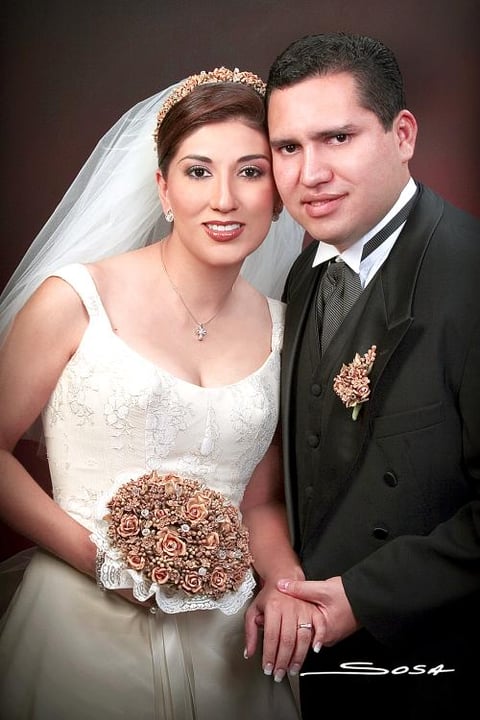 Ing. José Armando Perales Huerta e Ing. Julia Miriam Solís Martell recibieron la bendición nupcial en la parroquia de la Sagrada Familia, el pasado 27 de agosto.