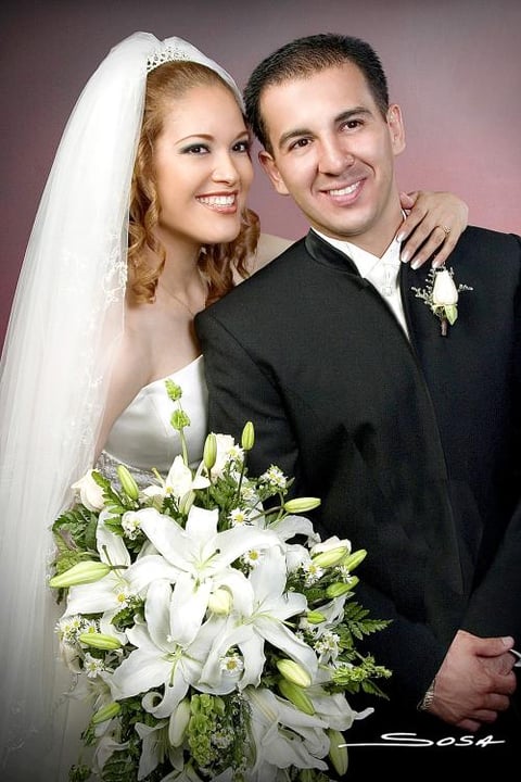 Lic. Irving Flores Ochoa y Srita. Angelina Gutiérrez Esparza  contrajeron matrimonio religioso en la parroquia de Nuestra Señora de Guadalupe, el sábado tres de septiembre de 2005.