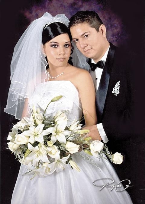 Sr. Esteban Hernández Mendoza y Srita. Claudia Ivonne Flores Vaquera, en una fotografía de estudio con motivo de su enlace nupcial
