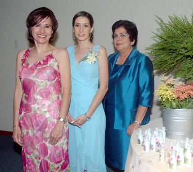 Diana junto a su mamá, Marcela Montes de Carrete y su suegra, Yolanda Martínez de De la Parra.