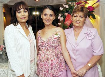 Sandra Villavicencio de Contreras acompañada de ls organizadoras de la fiesta de canastilla, que ofrecieron Rosa maría de Villavicencio y Olivia Contreras para el bebé que espera.