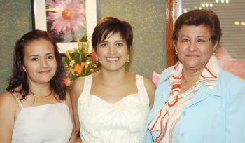 Cinthia Gaspar de Rodríguez junto a las anfitrionas de su fiesta de canastilla.