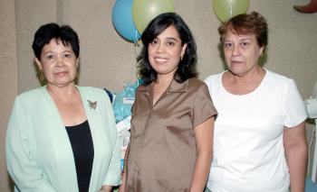 Con motivo del próximo nacimiento de  su bebé, le ofrecieron una fiesta de canastilla a Alicia Sánchez de Hernández..