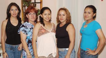 Por el cercano nacimiento de su bebé; Nayelli Mireles compartirá con un grupo de amigas en agradable convivio..