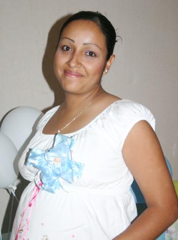 Por el próximo nacimiento de su bebé, Laura Minerva de la Riva fue festejada con un convivio en el que recibió regalos y felicitaciones.
