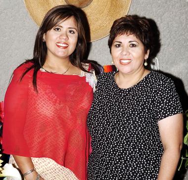 Marcela con  su mamá, Jezu de Adame.