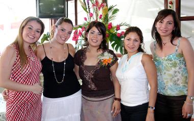 10 de octubre de 2005
Diana Elizabeth García Enríquez, en compañia de algunas de las invitadas a la despedida de soltera que le ofrecieron por su próxima boda con Ricardo Salazar Hermosillo