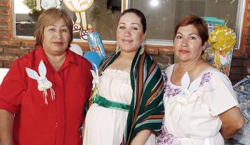 09 de octubre 2005
Rosa Margarita Beltran de Rojas, acompañada por las organizadoras de la reunión de canastilla que le prepararon por el cercano nacimiento de su primer bebé.