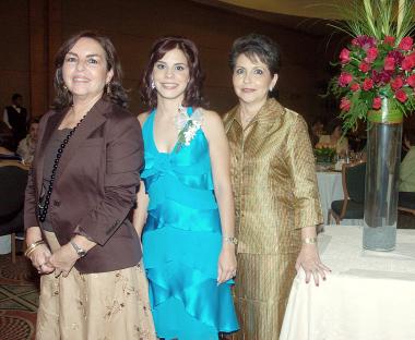 M-Laurencia González Martínez junto a su mamá Laurencia Martínez de González y suegra Alejandra Leal de Macouzet.jpg