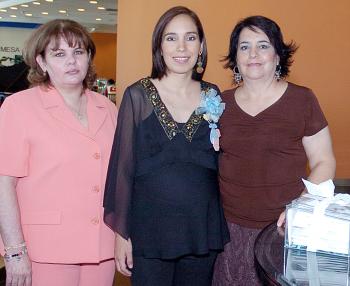 María del Carmen López y Lourdes Olivares le organizaron una fiesta de canastilla a Rosa del Carmen López de Guerra