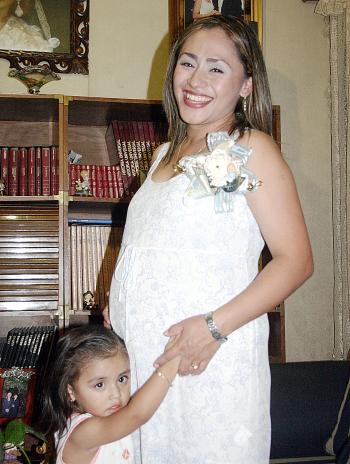 Érika Alejandra Meraz de De Santos acompañada por su hijita Andrea Alejandra de Santos Meraz, en la fiesta de canastilla que le organizaron un grupo de amigas.