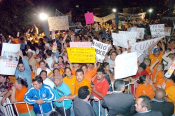 Al contingente matamorense se unió otro grupo perteneciente a la Coalición pro Justicia de las Maquiladoras, uniendo sus gritos de reclamo en contra de Martínez y Martínez, a quien acusan de ser el artífice del presunto fraude electoral en contra del ex candidato a la alcaldía por el UDC Jesús Contreras Pacheco.