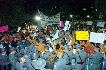 Vestidos con camisas color naranja y portando pancartas y mantas en donde se denunciaba un fraude electoral en Matamoros y consignas en contra del mandatario estatal y del Instituto Electoral y de Participación Ciudadana de Coahuila (IEPCC).