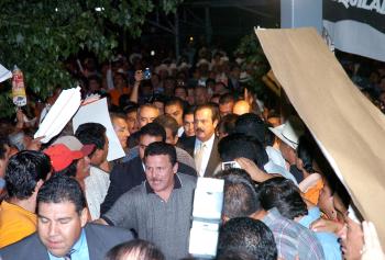Cerca de cinco mil matamorenses pertenecientes al partido Unidad Democrática de Coahuila (UDC) se manifestaron a las afueras del Teatro Nazas, sede del Sexto y último Informe de Gobierno de Enrique Martínez y Martínez.