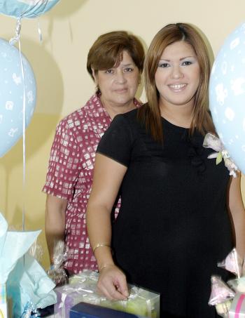 Lizeth Maqueda de Martínez acompañada de Aurora Hernández de Maqueda, quien le ofreció una fiesta de regalos por el próximo nacimiento de su bebé.