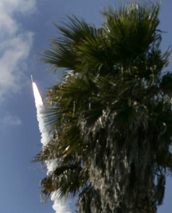 El Titan IV B consiste en li'quido-aprovisionado de combustible una base y dos aumentadores de presión sólidos grandes del cohete. Se lanza en los sólidos; la base líquida enciende cerca de 2 minutos en vuelo.