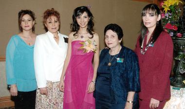 19 de octubre de 2005
La feliz festejada en compañía de Roselina Rodríguez Castillo, Rosalinda Castillo de Rodríguez, Dora Guerra de Novelo y Mary Carmen Novelo de Casas.