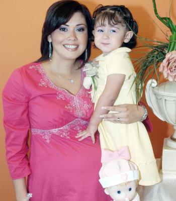 Massiel Manzanera de Anaya acompañada de su hijita Isabela, en la fiesta de regalos que le ofrecieron por el próximo nacimiento de su bebé.