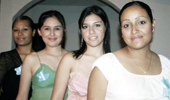 Laura Minerva de la Riva Ortiz junto a las organizadoras de su fiesta de canastilla, Perla Palacios , Sandra Hurtado y Ale Rodríguez.