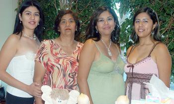 21 de octubre 2005
Lilia Mayela Cepeda Vélez disfrutó de una fiesta de canastilla, que le ofrecieron por el próximo nacimiento de su bebé.