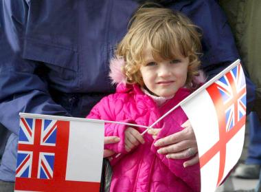 Sonaron las campanas a bordo de los buques de guerra británicos en todo el mundo y se pusieron ofrendas florales en el lugar de la batalla que ayudó a asegurar un siglo de supremacía naval británica.
