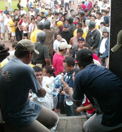 La ayuda a los damnificados sigue llegando de todas partes del mundo.