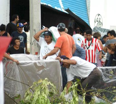 Al anochecer, Cancún se convierte en un peligro para todos, lo que ha motivado que centenares de vecinos se armen con machetes, palos y tubos para proteger sus pertenencias, la autoridad no resuelve aun este problema, las bandas son un problema fuera de proporción y uno de los retos para las autoridades