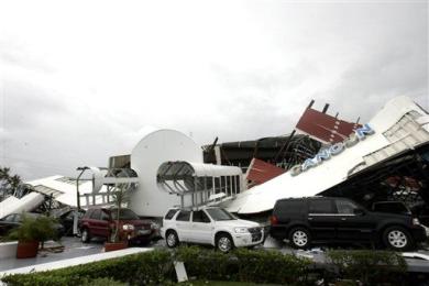 Con el primer respiro que dio a Cancún (México) el huracán 'Wilma' durante la llegada del 'ojo', apareció de inmediato el fenómeno de la rapiña y los saqueos de las pandillas que han agravado la tragedia de la población y dado la peor imagen al mundo.