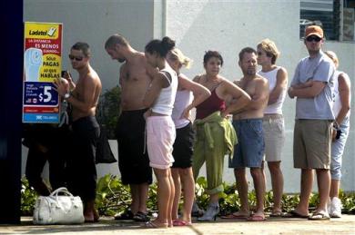 En Cozumel, Playa del Carmen, Riviera Maya e Isla Mujeres otras trescientas mil personas han perdido total o parcialmente sus bienes.