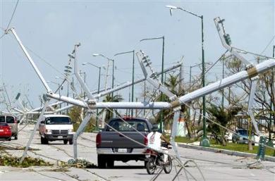 Durante el prolongado y devastador paso del huracán Wilma por la costa norte de Quintana Roo, en Cancún se desató una ola de rapiña y saqueo en comercios y viviendas situación que ya está bajo control.